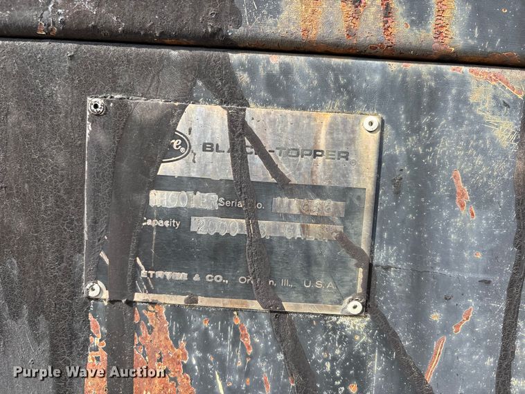 image for item DT0102 2001 International 4900 oil distributor truck