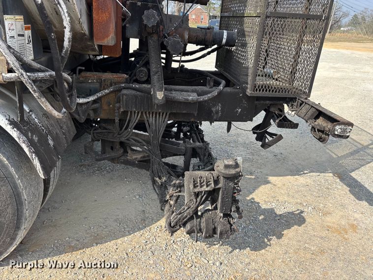 image for item DT0102 2001 International 4900 oil distributor truck