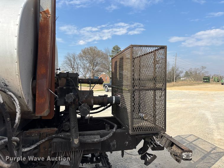 image for item DT0102 2001 International 4900 oil distributor truck