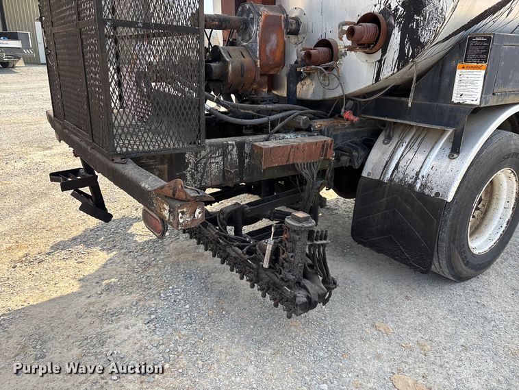 image for item DT0102 2001 International 4900 oil distributor truck