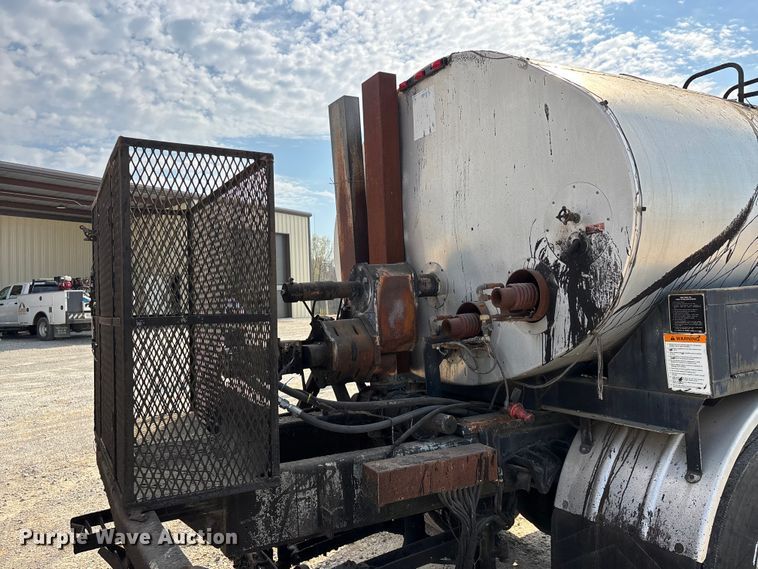 image for item DT0102 2001 International 4900 oil distributor truck