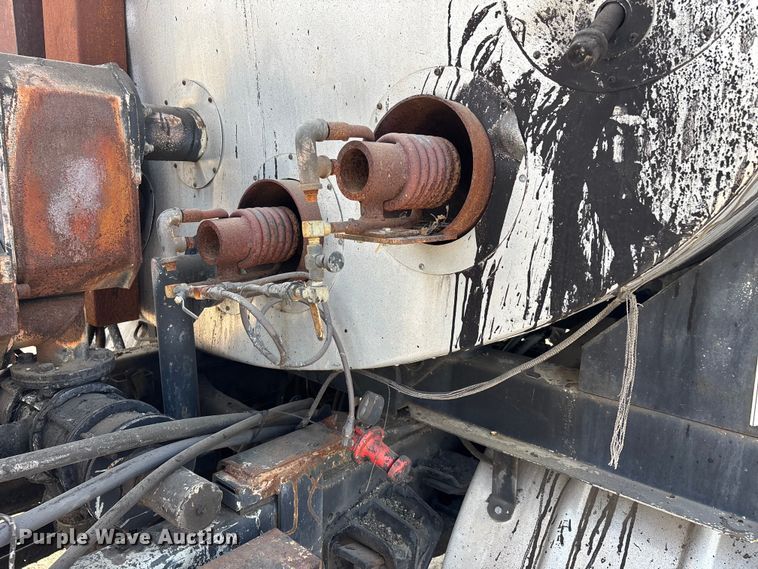 image for item DT0102 2001 International 4900 oil distributor truck