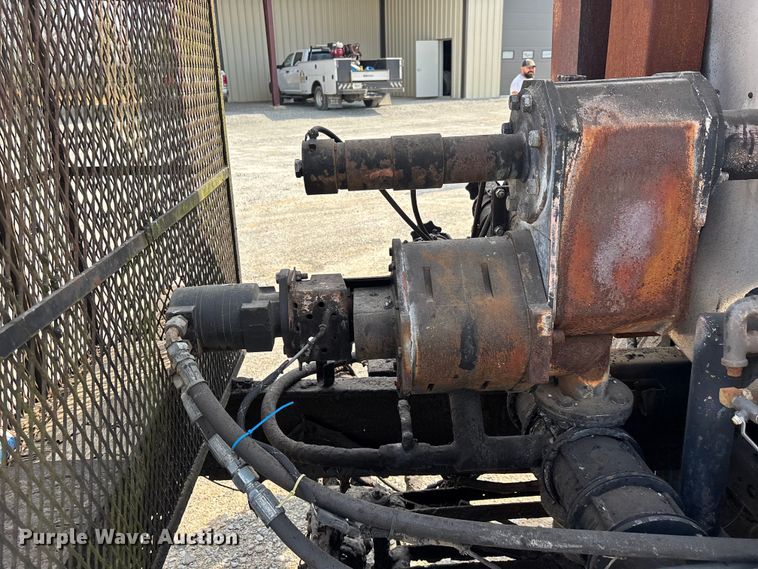 image for item DT0102 2001 International 4900 oil distributor truck