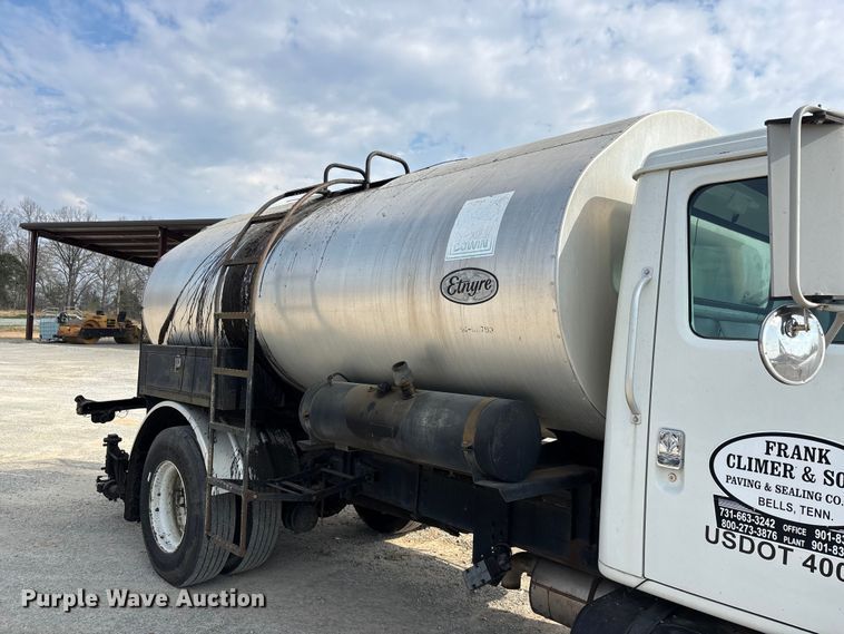 image for item DT0102 2001 International 4900 oil distributor truck