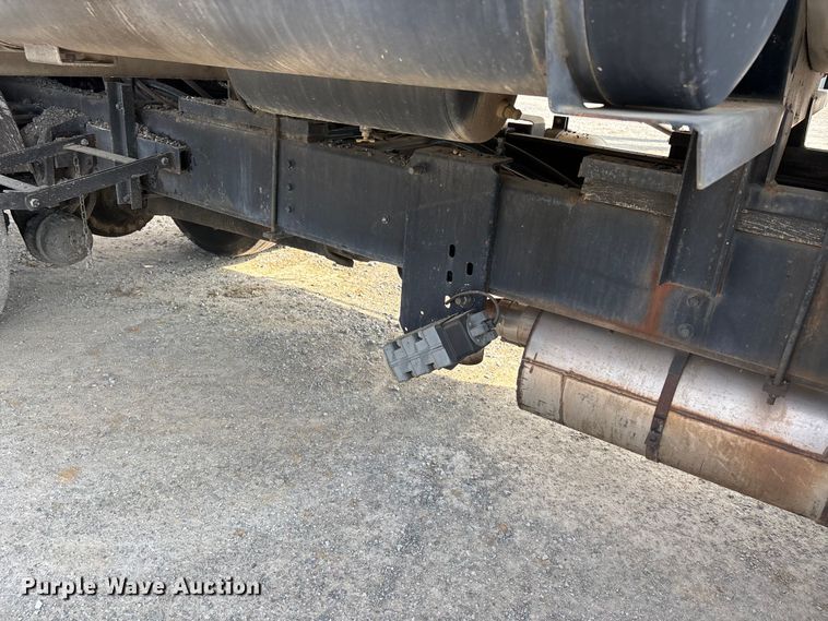 image for item DT0102 2001 International 4900 oil distributor truck