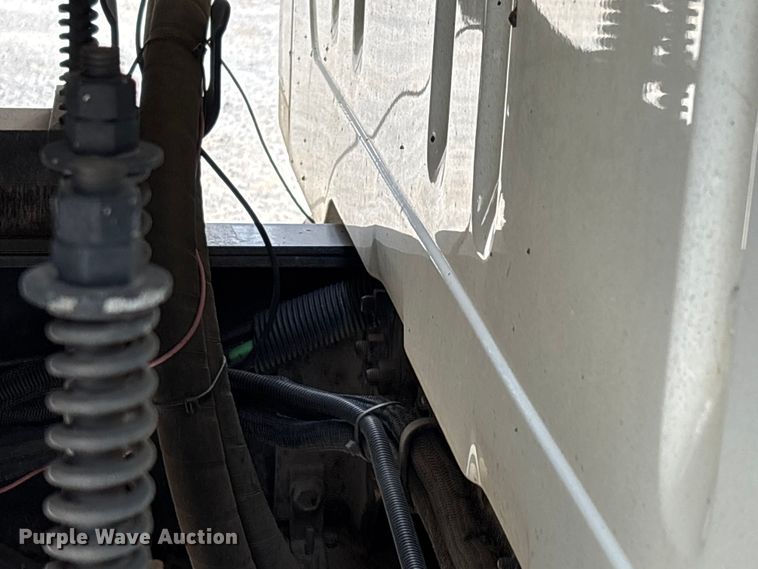 image for item DT0102 2001 International 4900 oil distributor truck