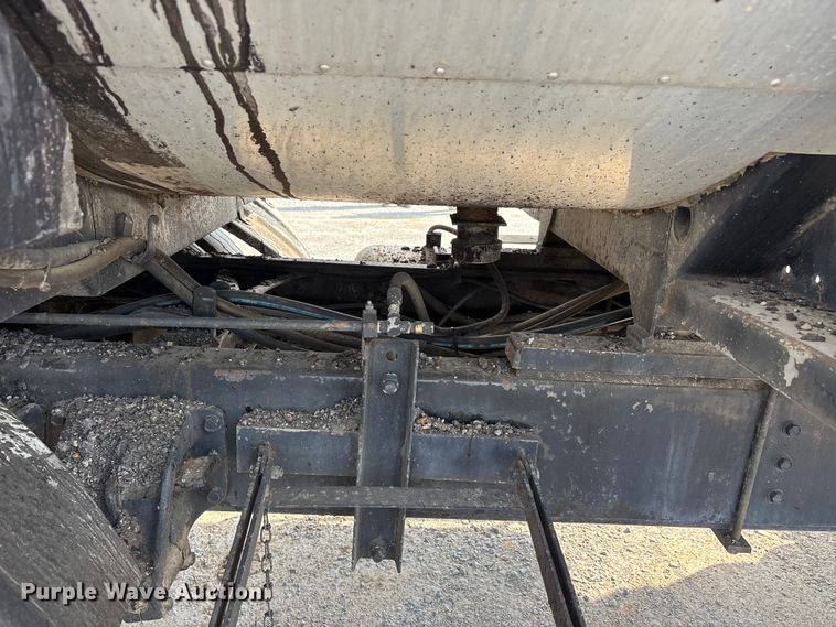 image for item DT0102 2001 International 4900 oil distributor truck