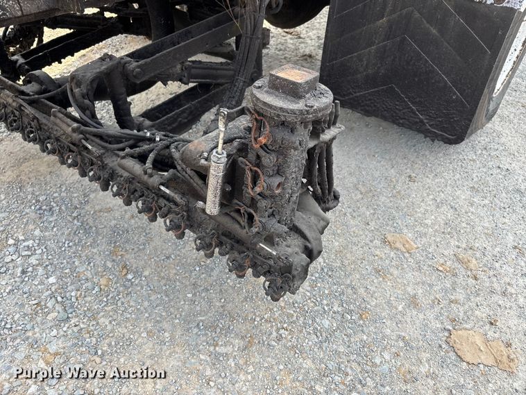 image for item DT0102 2001 International 4900 oil distributor truck