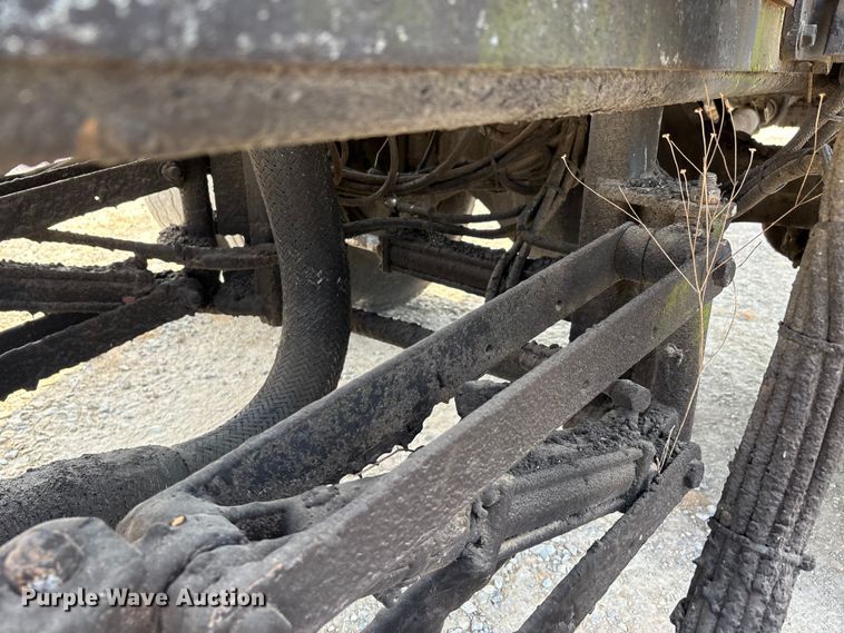 image for item DT0102 2001 International 4900 oil distributor truck