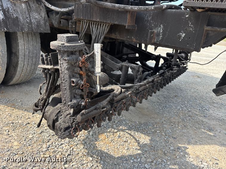 image for item DT0102 2001 International 4900 oil distributor truck