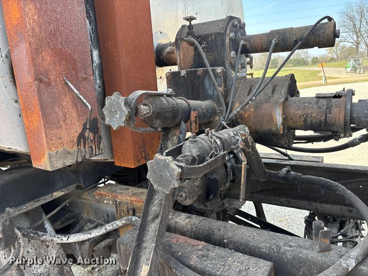 image for item DT0102 2001 International 4900 oil distributor truck