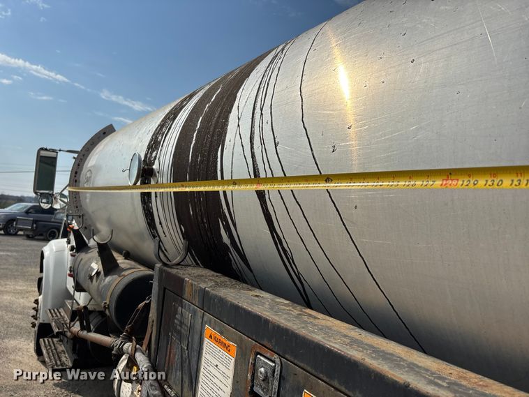 image for item DT0102 2001 International 4900 oil distributor truck