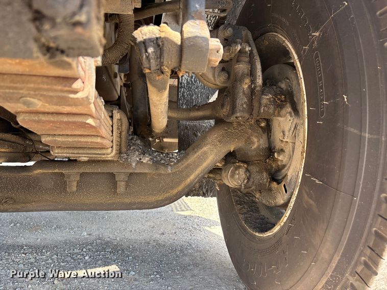 image for item DT0102 2001 International 4900 oil distributor truck