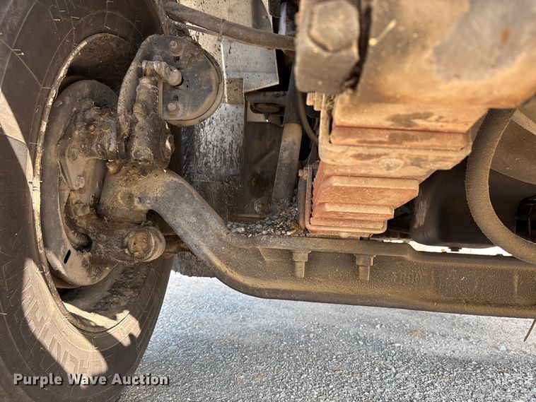 image for item DT0102 2001 International 4900 oil distributor truck