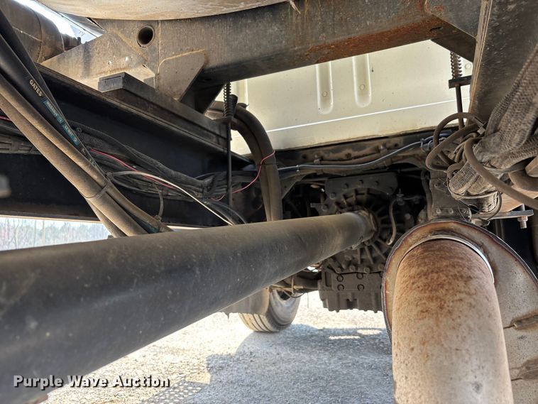 image for item DT0102 2001 International 4900 oil distributor truck