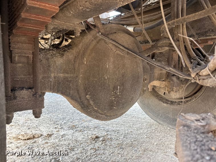 image for item DT0102 2001 International 4900 oil distributor truck