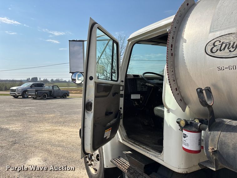 image for item DT0102 2001 International 4900 oil distributor truck