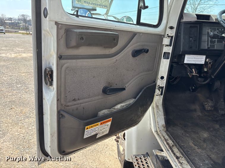 image for item DT0102 2001 International 4900 oil distributor truck