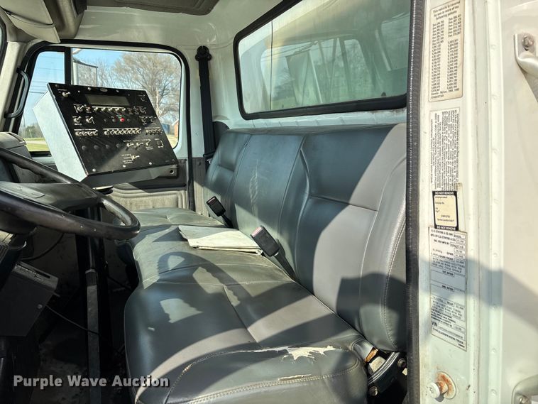 image for item DT0102 2001 International 4900 oil distributor truck