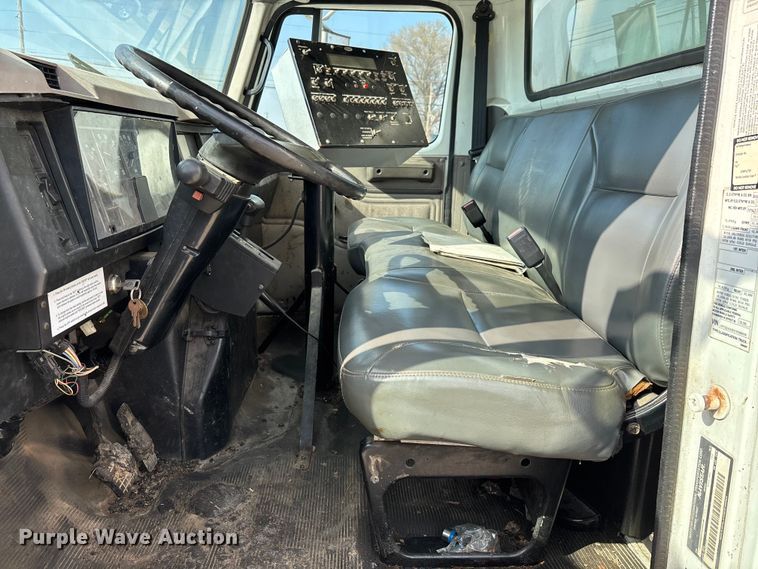 image for item DT0102 2001 International 4900 oil distributor truck