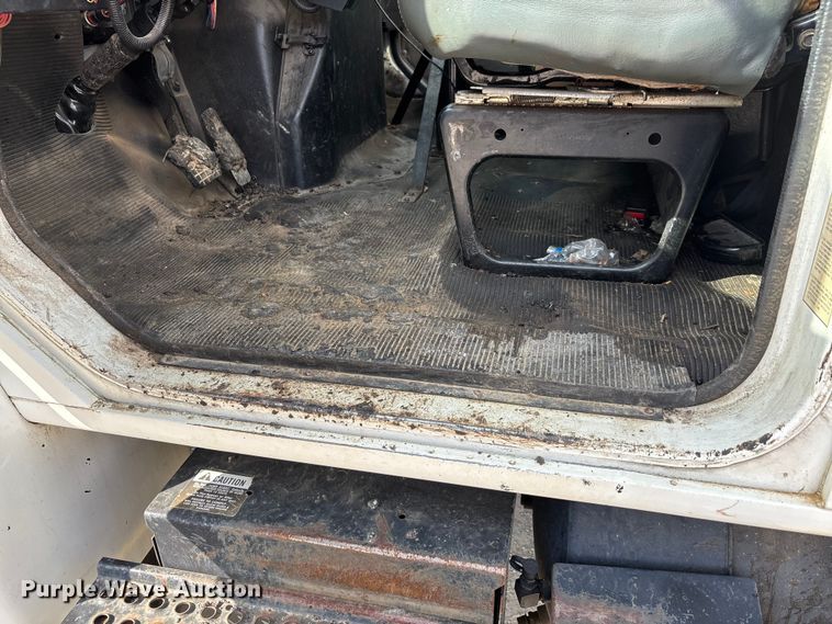 image for item DT0102 2001 International 4900 oil distributor truck