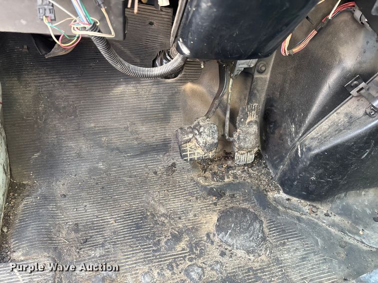 image for item DT0102 2001 International 4900 oil distributor truck