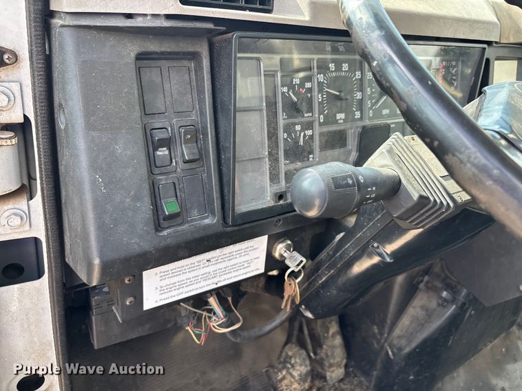 image for item DT0102 2001 International 4900 oil distributor truck