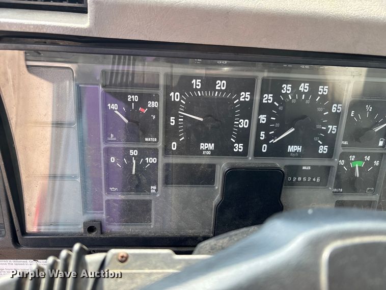 image for item DT0102 2001 International 4900 oil distributor truck