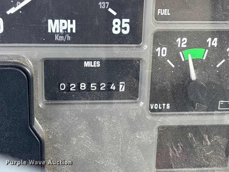 image for item DT0102 2001 International 4900 oil distributor truck