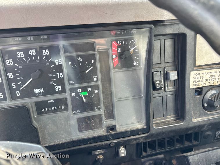 image for item DT0102 2001 International 4900 oil distributor truck