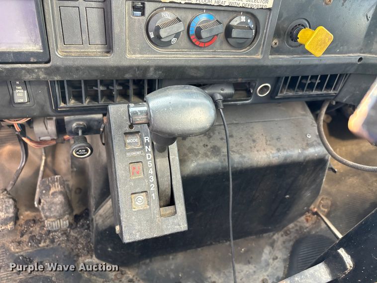 image for item DT0102 2001 International 4900 oil distributor truck