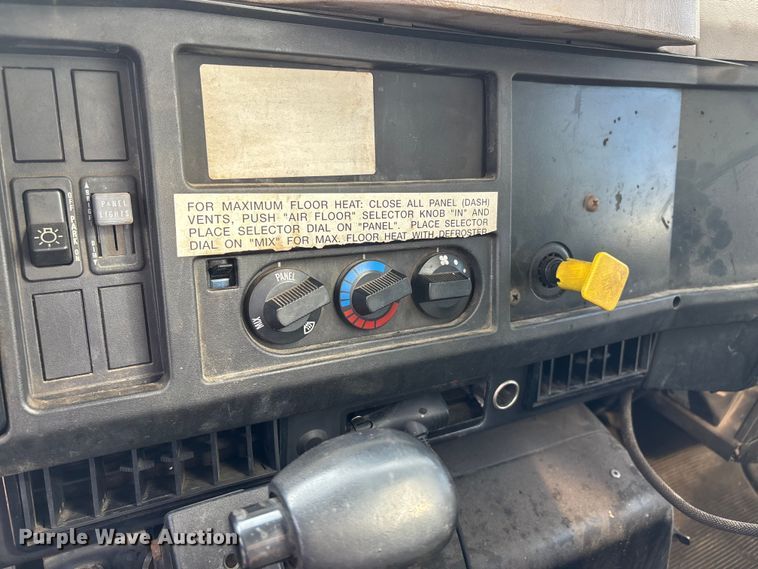 image for item DT0102 2001 International 4900 oil distributor truck