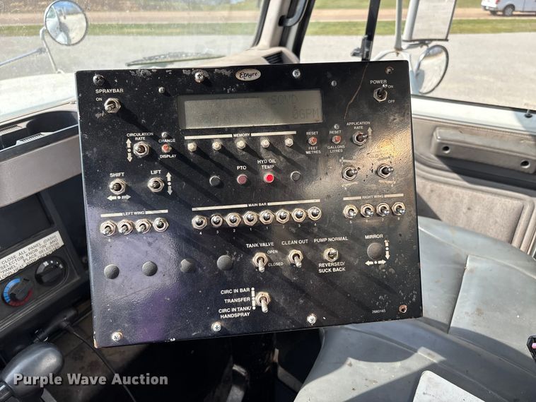 image for item DT0102 2001 International 4900 oil distributor truck