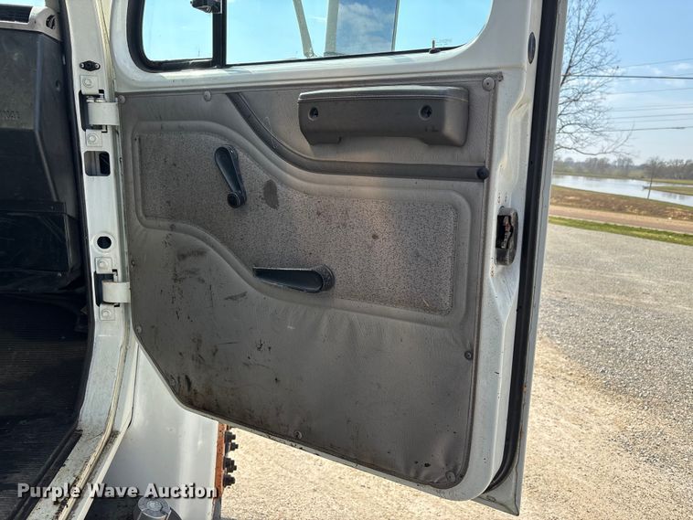 image for item DT0102 2001 International 4900 oil distributor truck