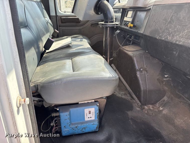 image for item DT0102 2001 International 4900 oil distributor truck