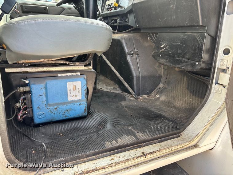 image for item DT0102 2001 International 4900 oil distributor truck