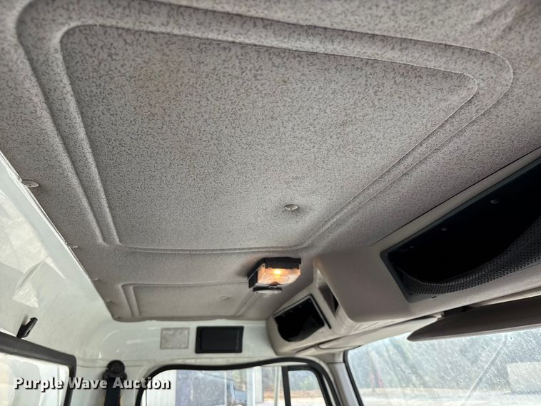 image for item DT0102 2001 International 4900 oil distributor truck