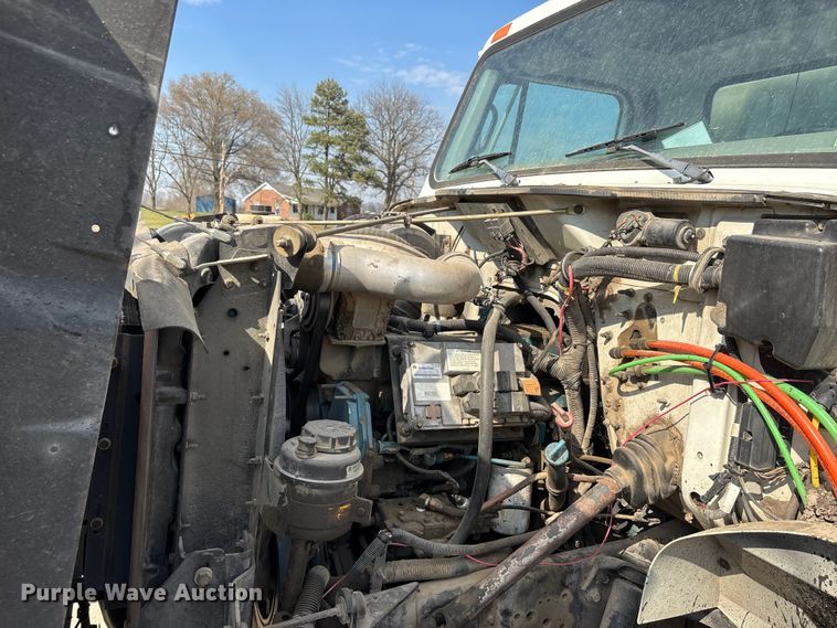 image for item DT0102 2001 International 4900 oil distributor truck