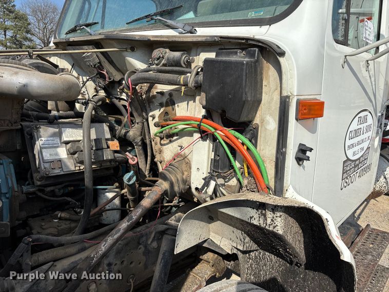 image for item DT0102 2001 International 4900 oil distributor truck