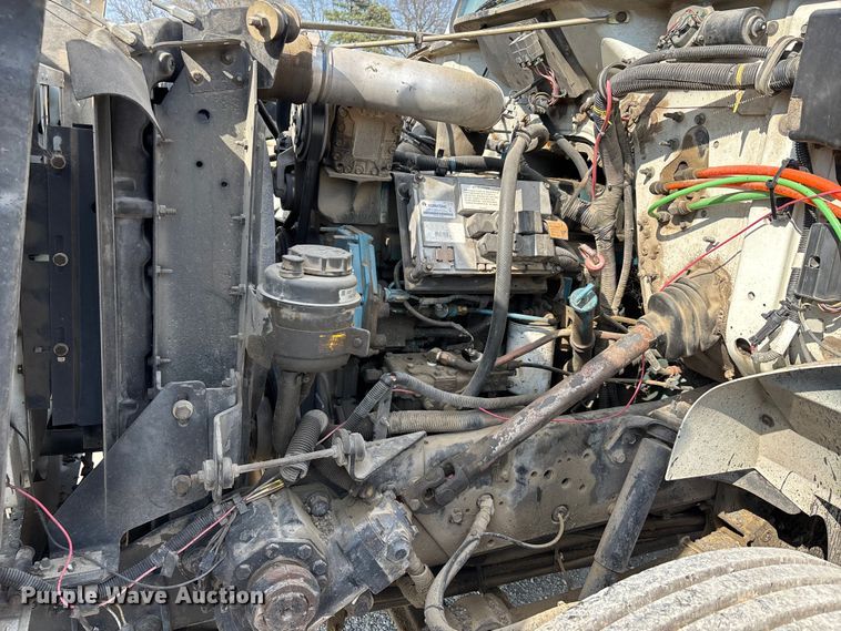 image for item DT0102 2001 International 4900 oil distributor truck