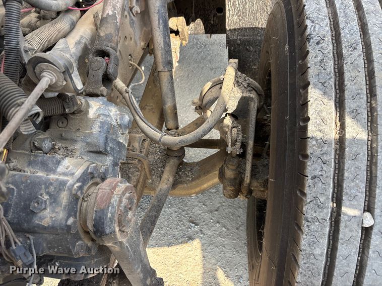 image for item DT0102 2001 International 4900 oil distributor truck