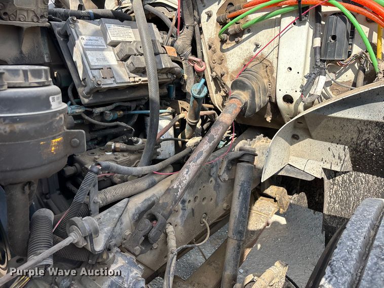 image for item DT0102 2001 International 4900 oil distributor truck