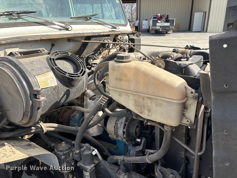 image for item DT0102 2001 International 4900 oil distributor truck