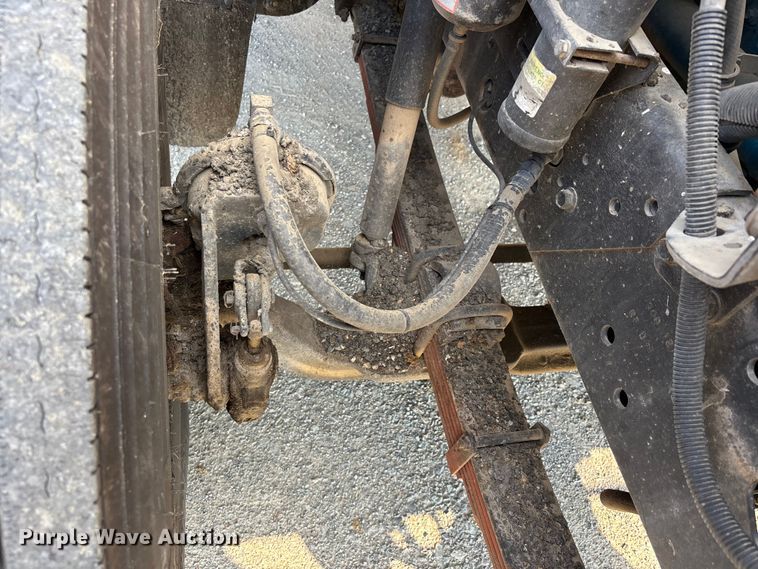 image for item DT0102 2001 International 4900 oil distributor truck