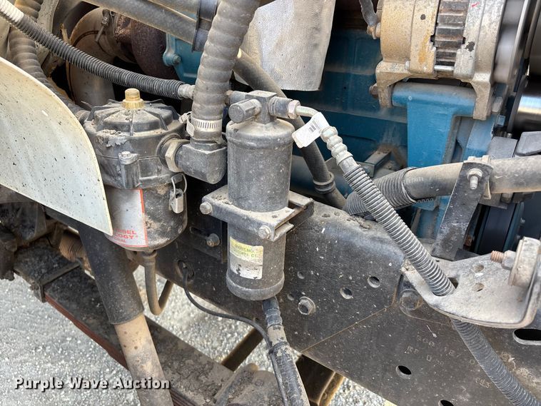 image for item DT0102 2001 International 4900 oil distributor truck