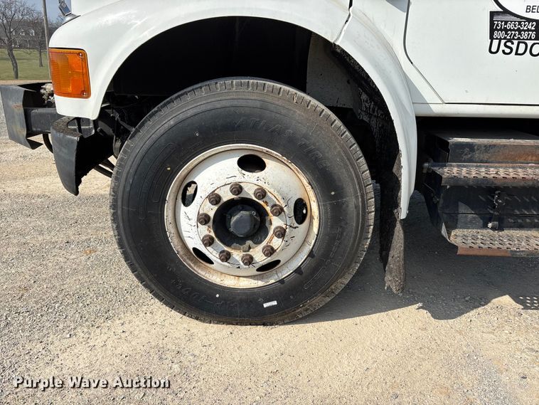 image for item DT0102 2001 International 4900 oil distributor truck