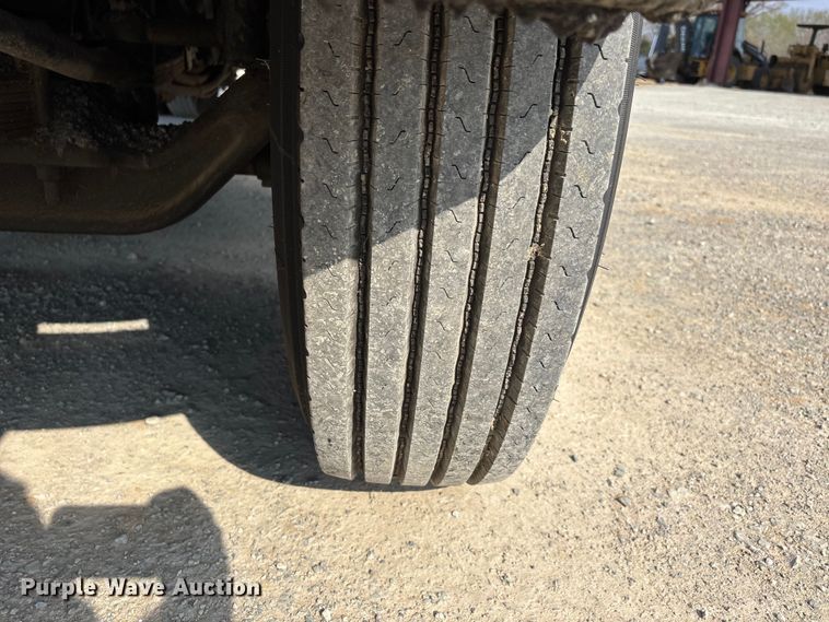 image for item DT0102 2001 International 4900 oil distributor truck