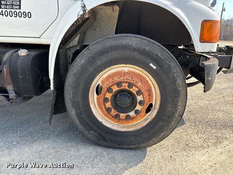 image for item DT0102 2001 International 4900 oil distributor truck