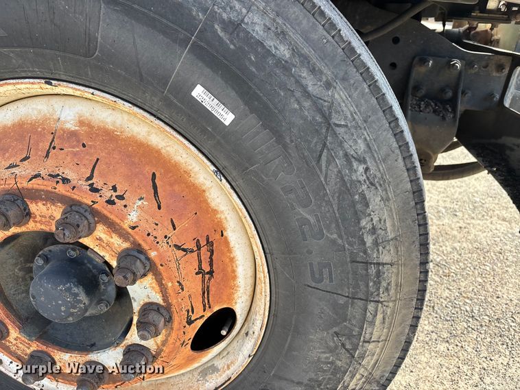 image for item DT0102 2001 International 4900 oil distributor truck