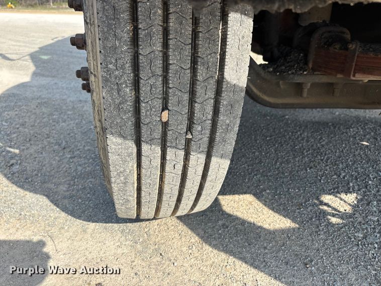 image for item DT0102 2001 International 4900 oil distributor truck